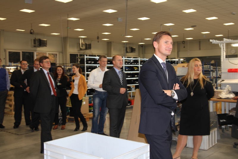 Goście na chwilę przed zwiedzaniem firmy. Na pierwszym planie marszałek Olgierd Geblewicz.