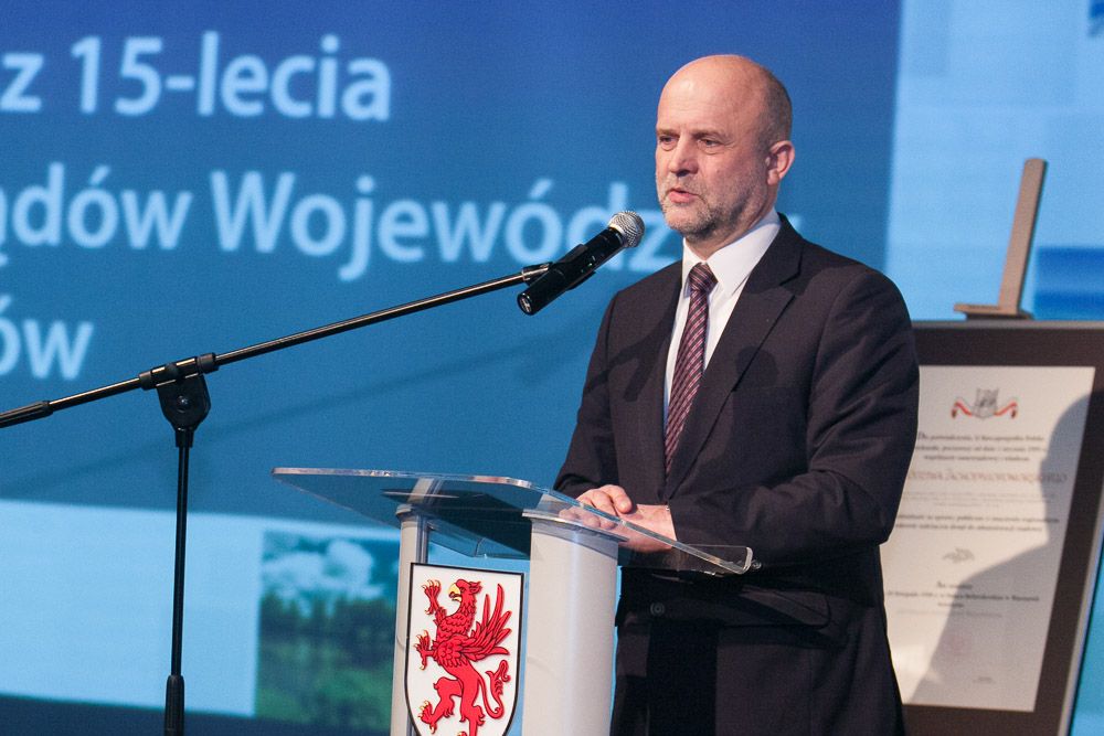 Krzysztof Lis przewodniczący Konwentu Starostów Powiatów Województwa Zachodniopomorskiego zaprezentował spojrzenie z poziomu powiatu, w swoim wystąpieniu „Polska Powiatowa”.