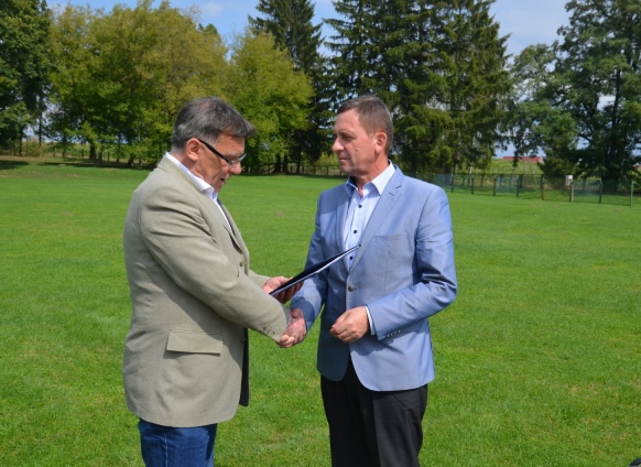 W gminie Grzmiąca dzięki środkom PROW (150 tysięcy złotych) zmodernizowany zostanie stadion. Prace obejmą m.in. remont szatni oraz przebudowę ogrodzenia płyty boiska.