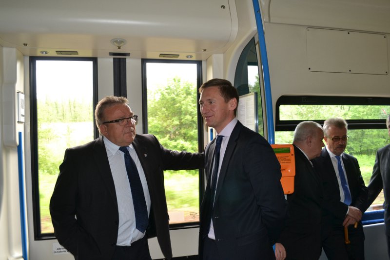 Wspólna podróź była okazją do wielu bezpośrednich rozmów. Tu - marszałek Olgierd Geblewicz rozmawia z prezydentem Januszem Gromkiem.