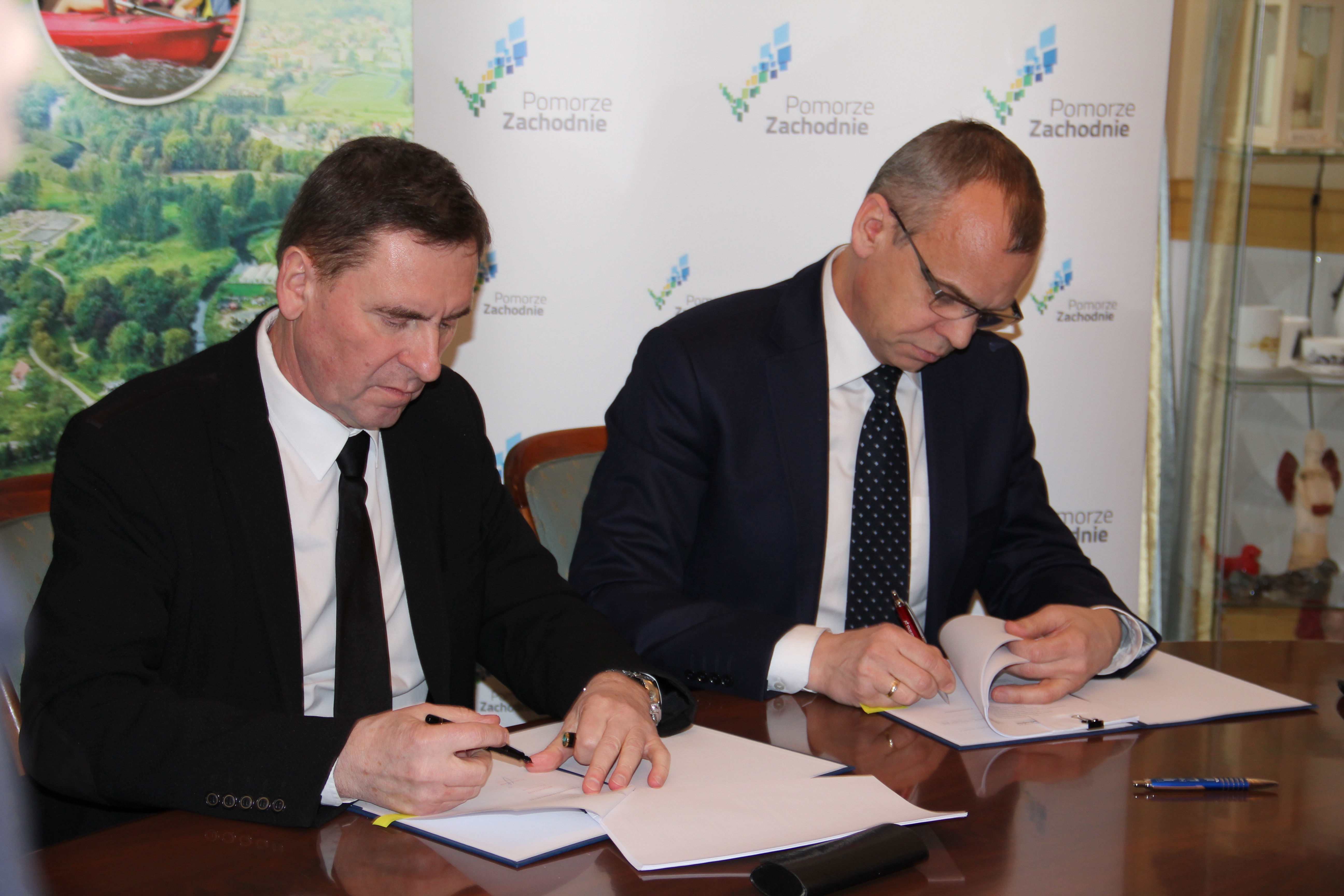 Umowę podpisują wicemarszałek Województwa Zachodniopomorskiego Andrzej Jakubowski (w lewej) oraz burmistrz Karlina Waldemar Miśko.
