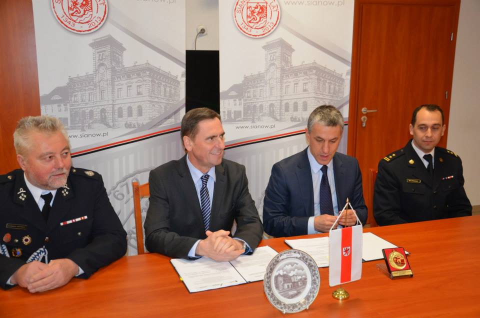 wicemarszałek Województwa Zachodniopomorskiego Andrzej Jakubowski (drugi z lewej) oraz burmistrz Sianowa Maciej Berlicki (drugi z prawej).