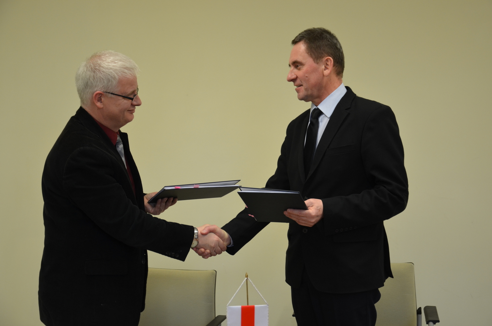 Wymiana podpisanych dokumentów - prezes Technoparku Pomerania Andrzej Feterowski (z lewej) oraz wicemarszałek Województwa Zachodniopomorskiego Andrzej Jakubowski.