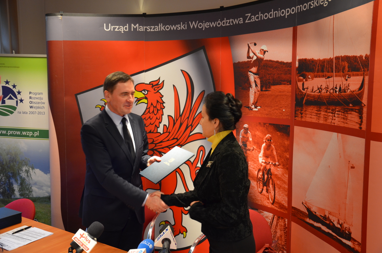 Wicemarszałek Województwa Zachodniopomorskiego Andrzej Jakubowski złożył podpisy na 12 umowach.