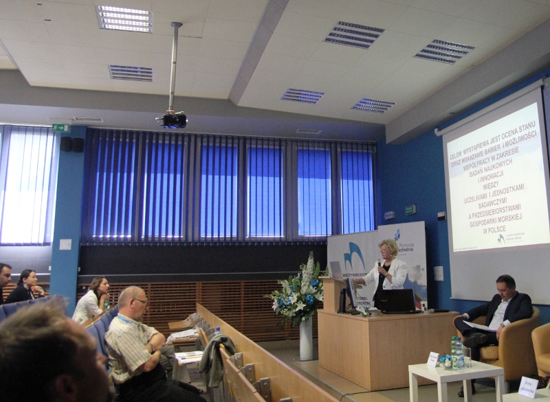 Prezentację przedstawia prof. Czesława Christowa. W głębi z prawej - wicemarszałek Wojciech Drożdż.