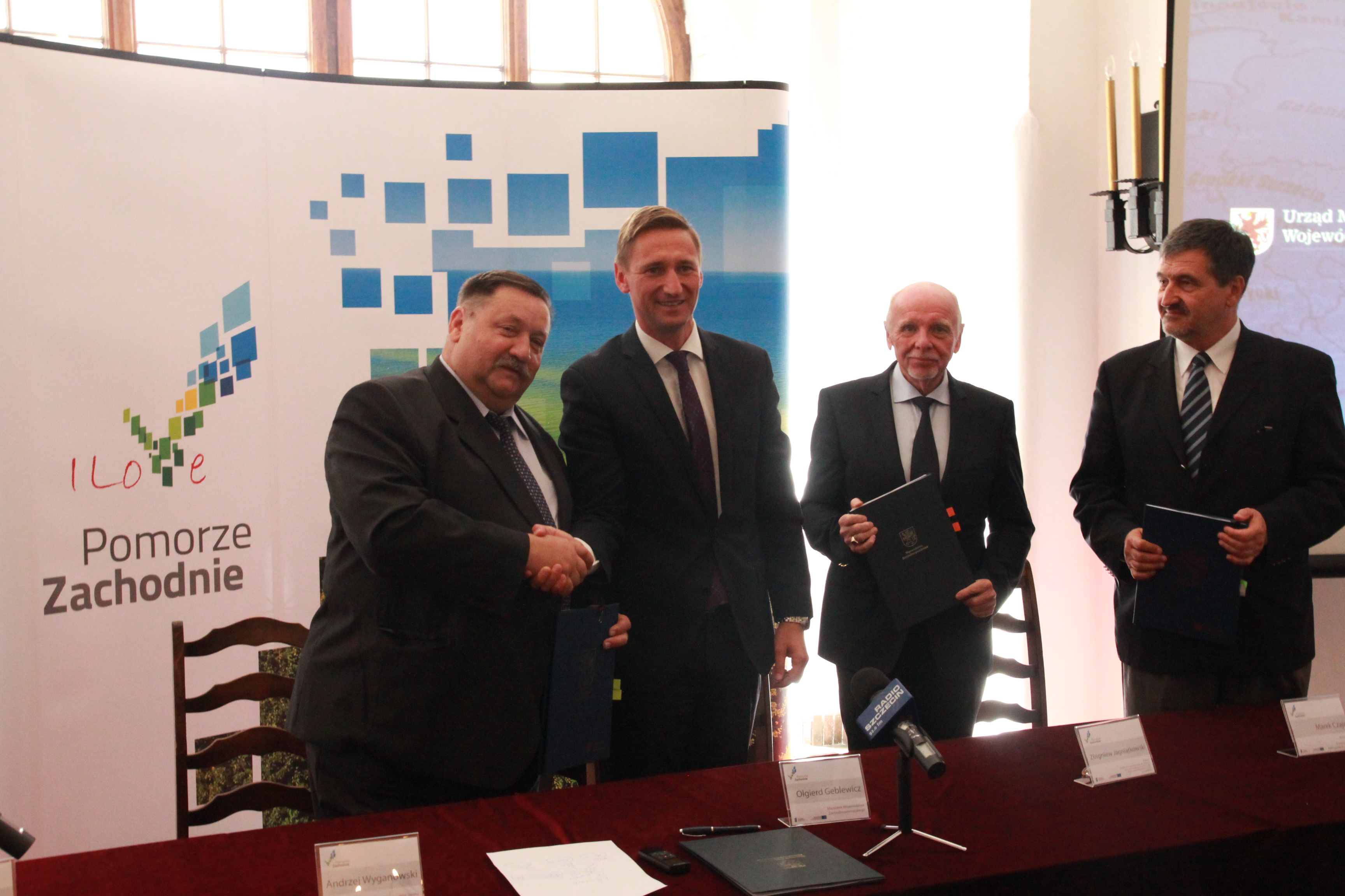 Wójt Stepnicy (pierwszy z lewej) Andrzej Wyganowski dziękuje marszałkowi Województwa Zachodniopomorskiego Olgierdowi Geblewiczowi za udzielone wsparcie.