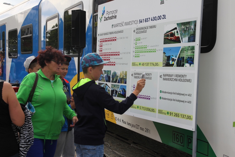 Inwestycyjna tablica Pomorza Zachodniego co rusz budziła ciekawość zwiedzających.