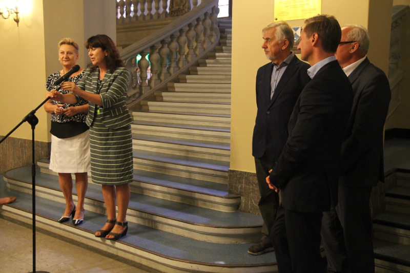 Ewa Stanecka (z lewej) i Małgorzata Gwiazdowska mówiły na zakończenie o randze wyróżnienia w konkursie ministra oraz walorach zabytkowych siedziby ZUW.