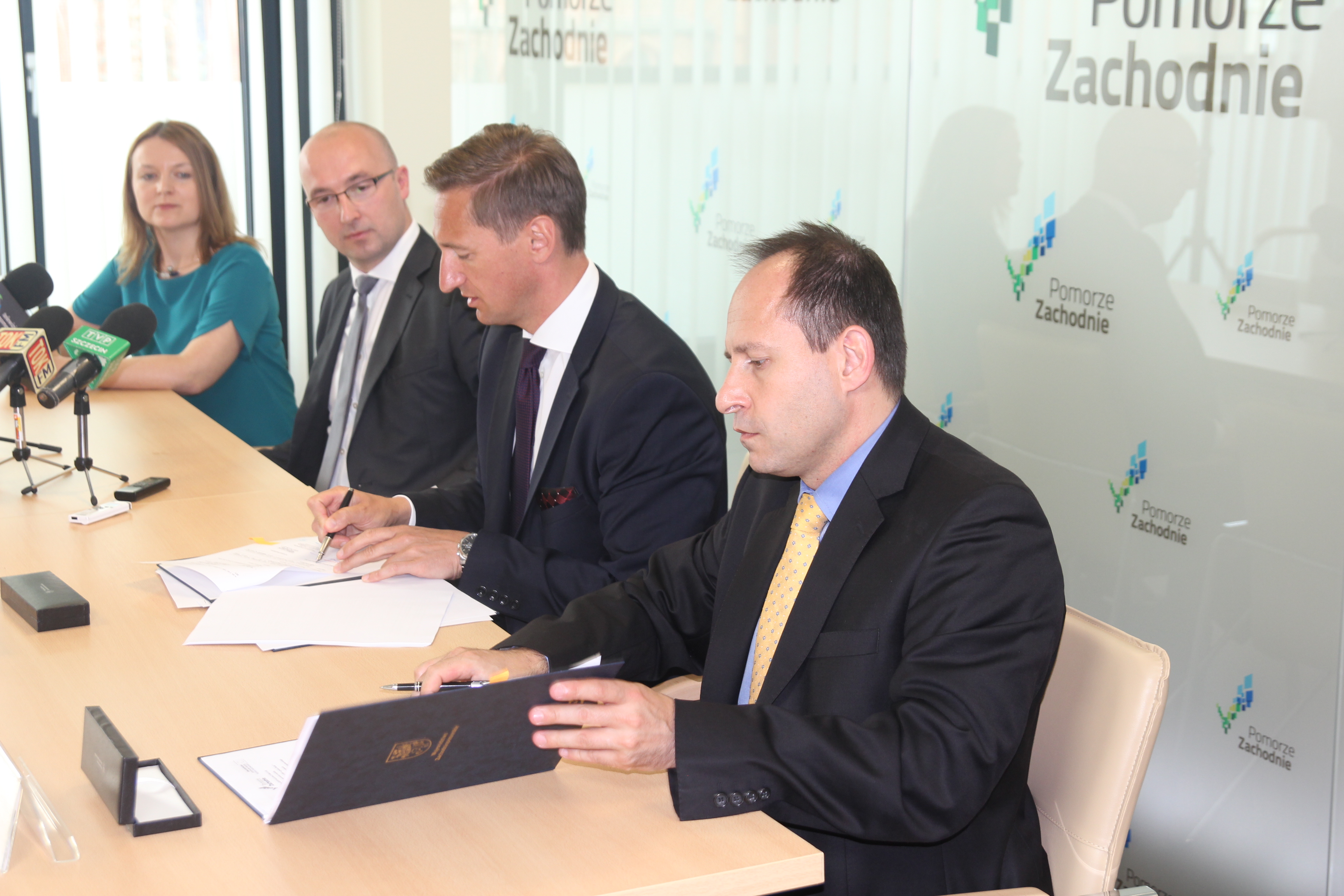 Umowę podpisują - od prawej - zastępca dyrektora departamentu finansów PGE EO S.A. Łukasz Grzonkowski i marszałek Województwa Zachodniopomorskiego Olgierd Geblewicz.