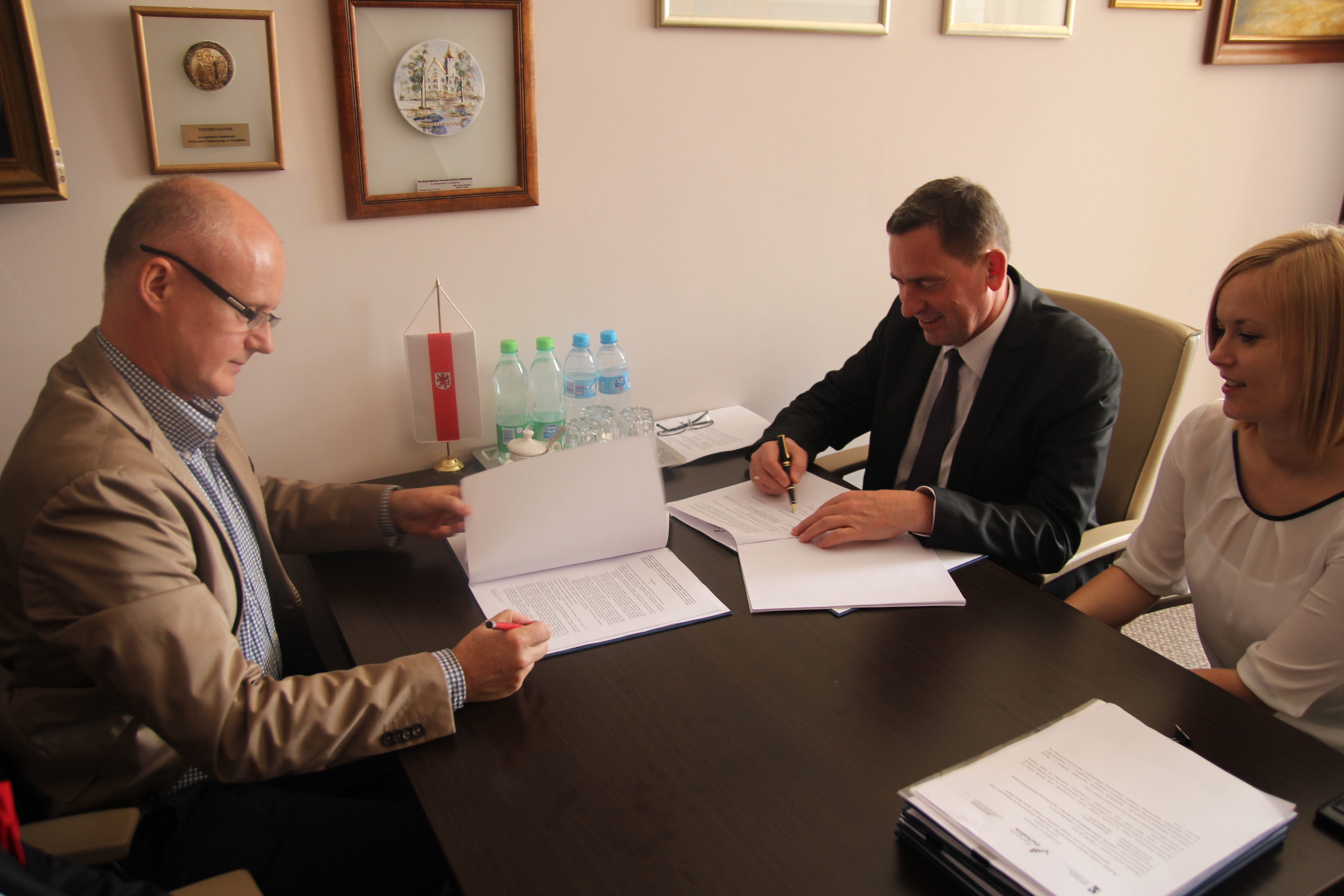 Wicemarszałek Województwa Zachodniopomorskiego Andrzej Jakubowski i przedstawiciele spółki Jantar podczas podpisania umowy.