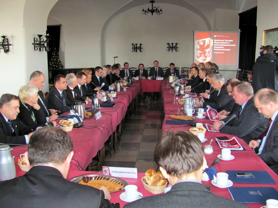 Spotkanie zachodniopomorskich parlamentarzystów i samorządowców w Zamku Książąt Pomorskich w Szczecinie.