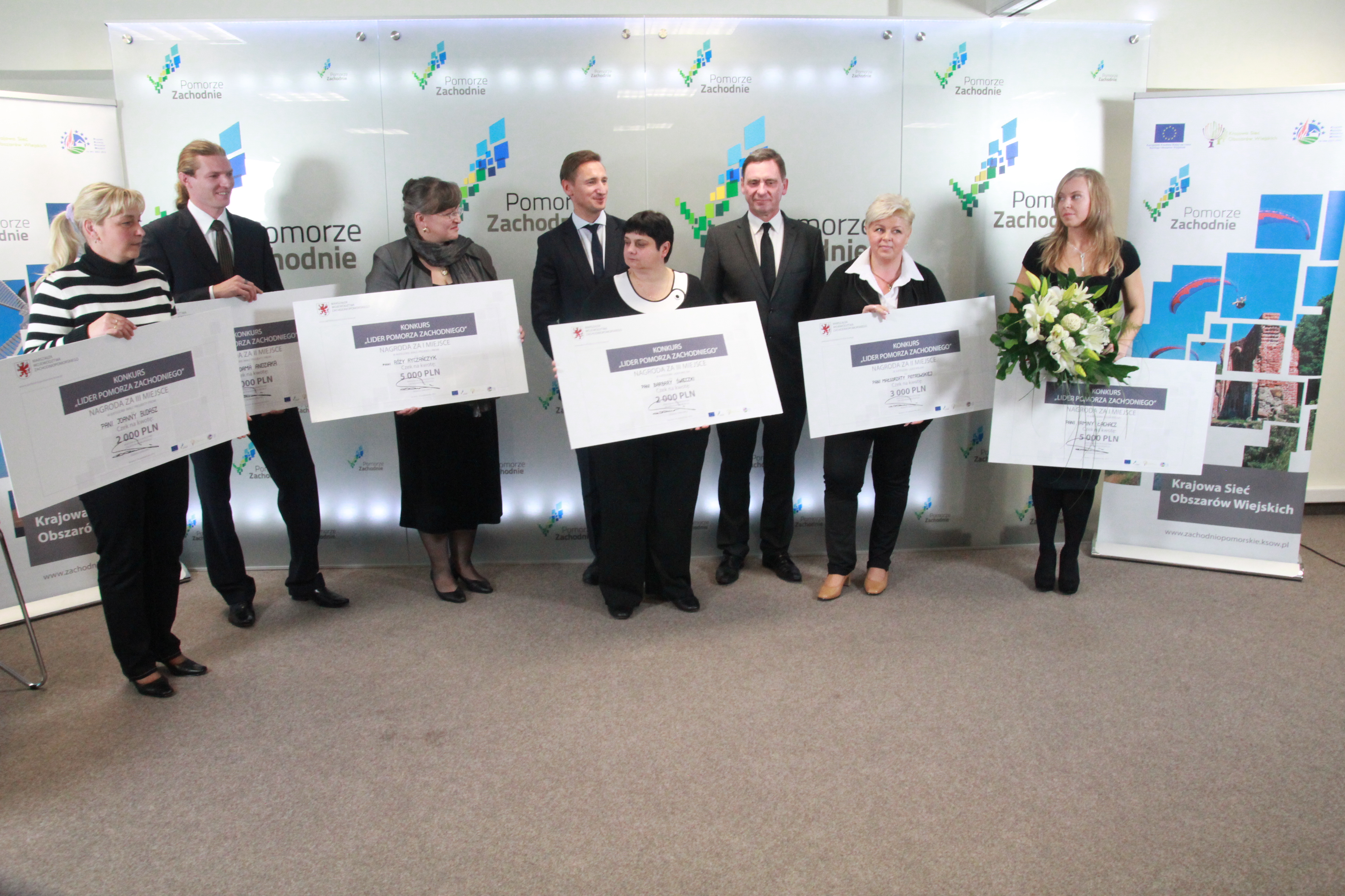 Pamiątkowe zdjęcie laureatów konkursu Lider Pomorza Zachodniego z marszałkiem Olgierdem Geblewiczem i wicemarszałkiem Andrzejem Jakubowskim.