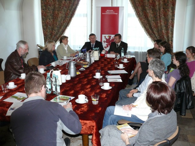 Ożywiona rozmowa podczas konferencji