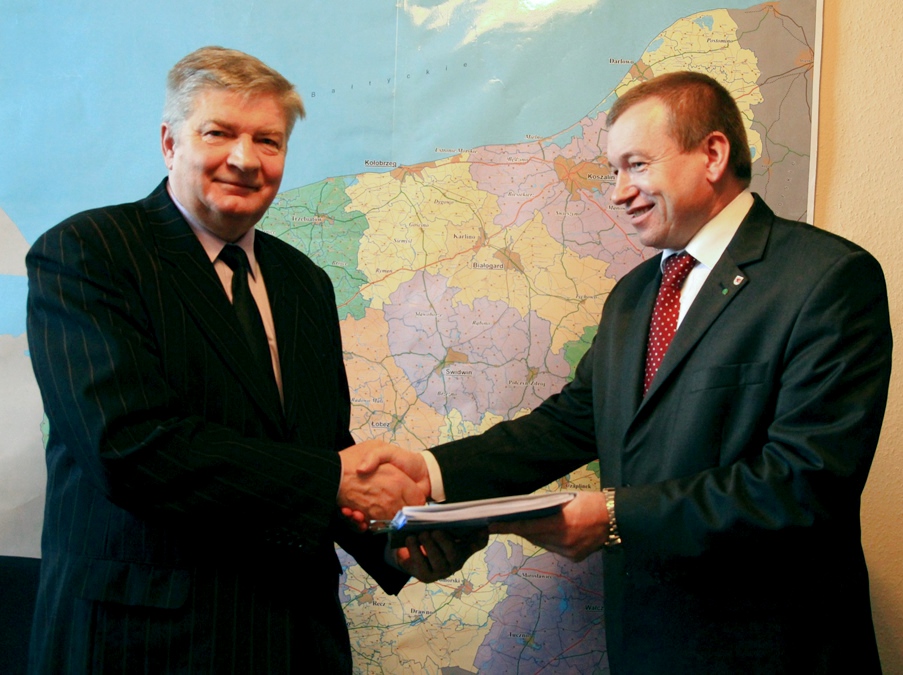 Pod umową podpis złożyli członek Zarządu Województwa Zachodniopomorskiego Jarosław Rzepa oraz Mirosław Hermanowicz - wójt Gminy Biesiekierz.