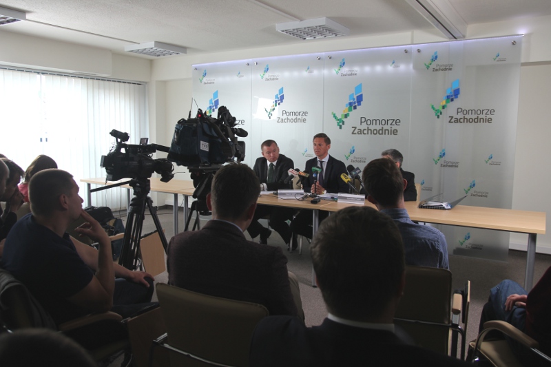 Sala konferencyjna była wypełniona dziennikarzami.