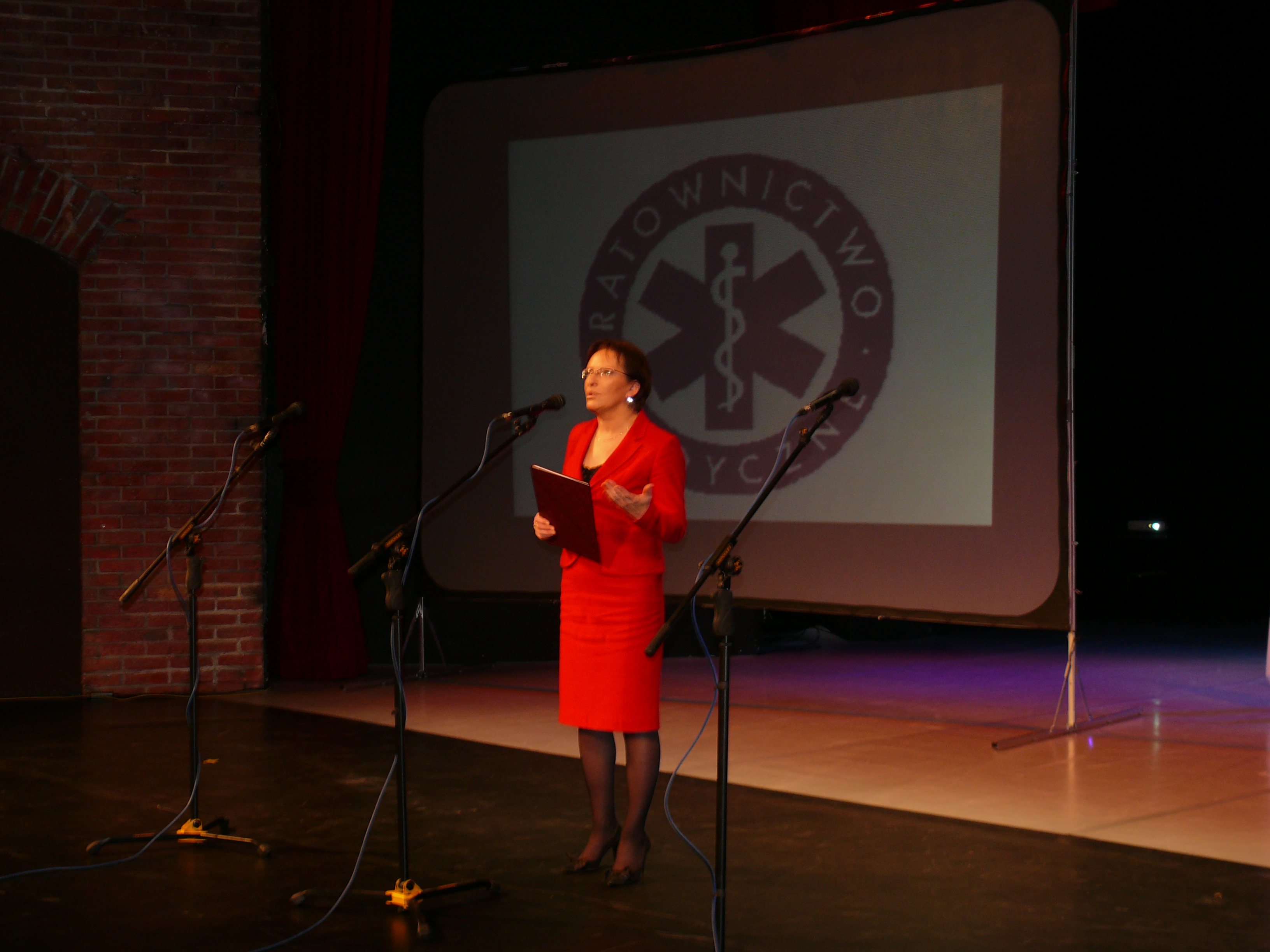 Wystąpienie Minister Zdrowia podczas uroczystości obchodów Ogólnopolskiego Dnia Ratownictwa Medycznego w Operze na Zamku. Uroczystości połączone były z 60-tą rocznicą powstania Wojewódzkiej Stacji Pogotowia Ratunkowego w Szczecinie