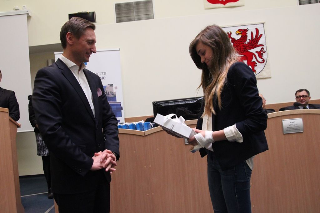 Nagrodę odbiera autorka najlepszej prezentacji Olimpia Kastrau.