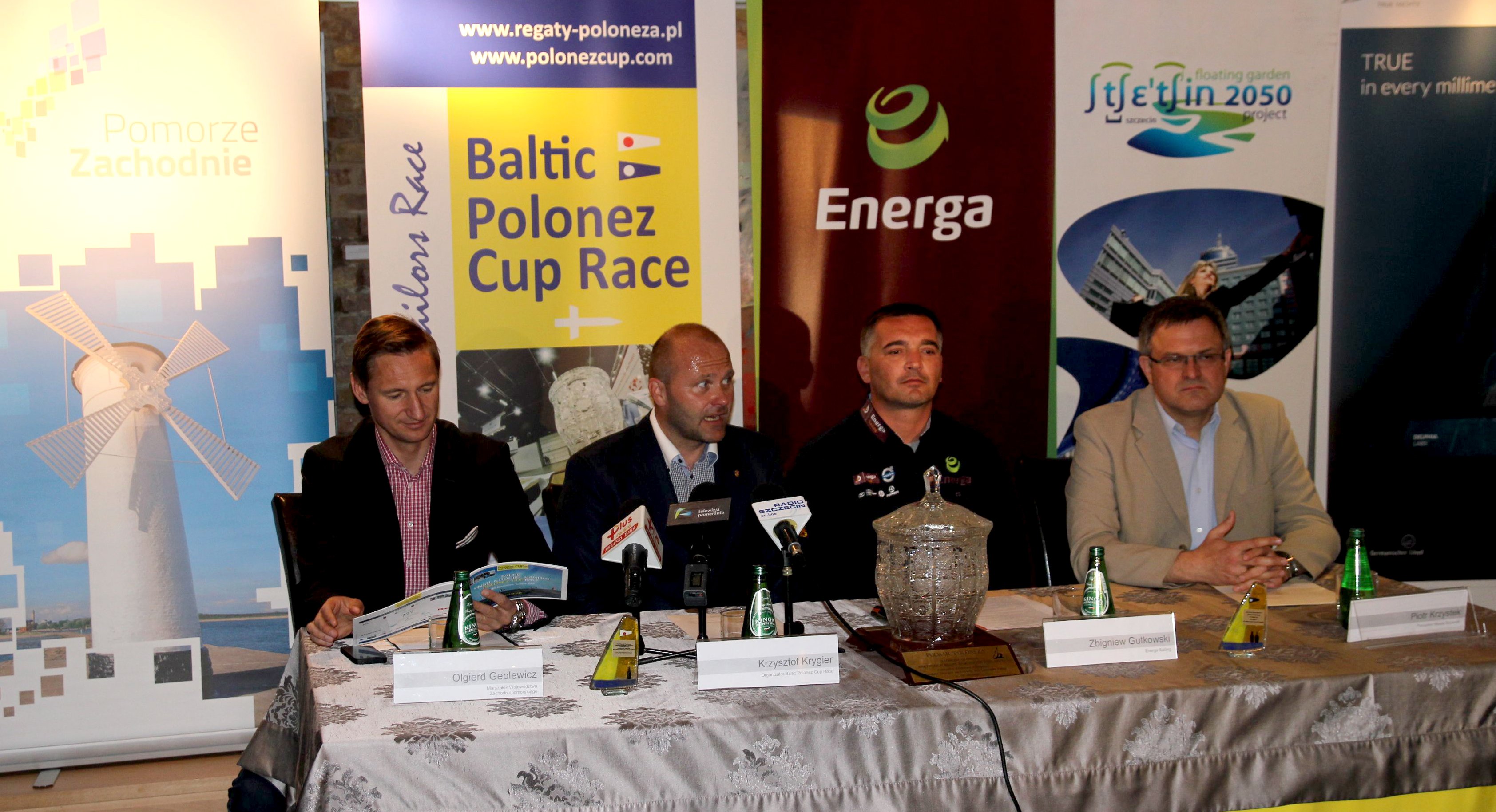 W konferencji, która odbyła się w Galerii Kapitańskiej w Szczecinie wzięli udział marszałek Olgierd Geblewicz, zastępca prezydenta Szczecina Krzysztof Soska, organizator zawodów i żeglarz Krzysztof Krygier, a także Zbigniew „Gutek” Gutkowski - pierwszy polski żeglarz, który wziął udział w Vendée Globe ”“ oceanicznych regatach samotników dookoła świata.