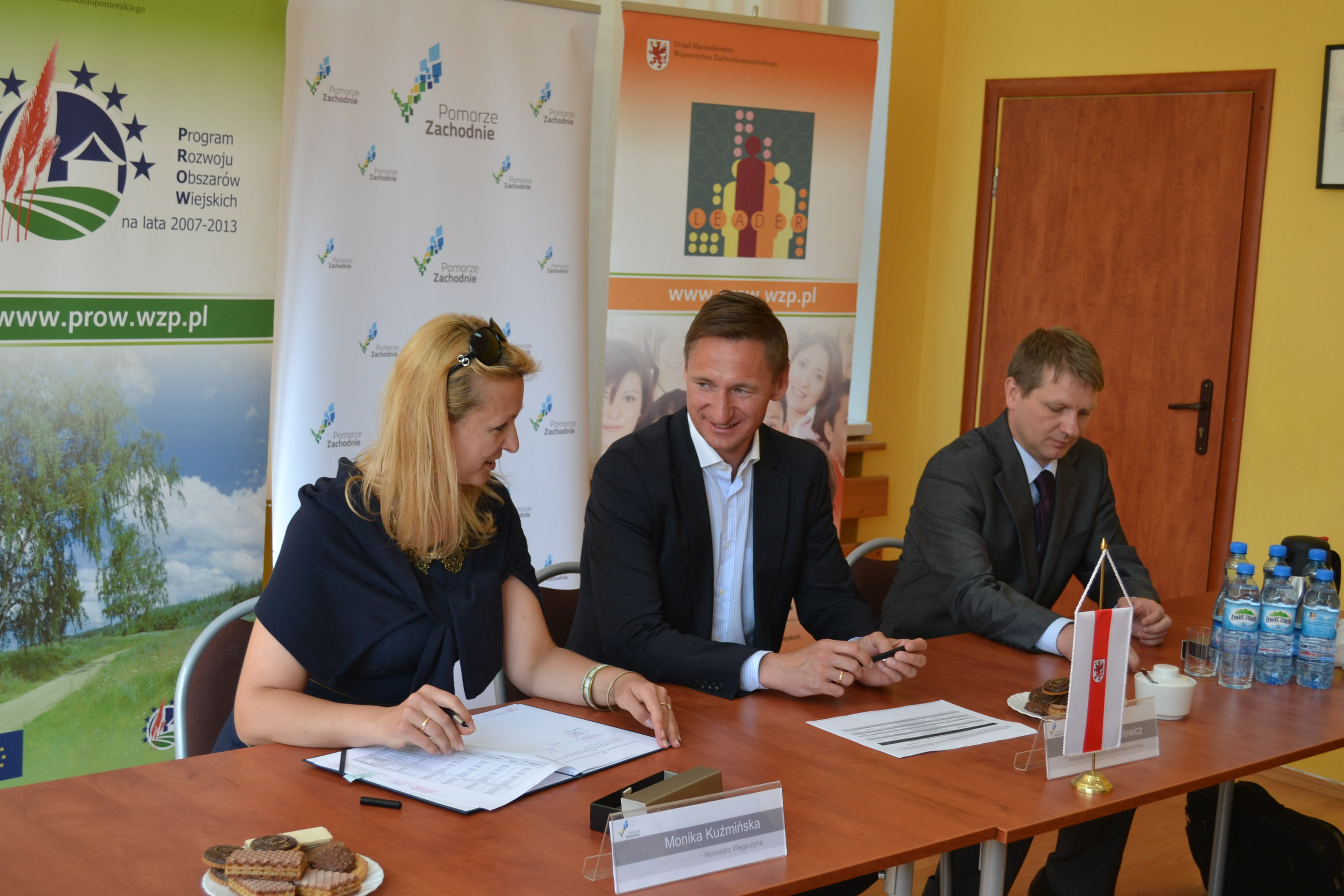 Marszałek Województwa Zachodniopomorskiego Olgierd Geblewicz złożył podpisy pod czterema kolejnymi umowami.