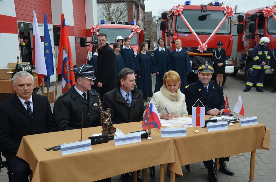 Moment podpisania dokumentów - budowa świetlicy w Komorowie koło Resko otrzyma zostanie dofinansowana kwota prawie 160 tysięcy złotych ze środków PROW na lata 2007-2013.