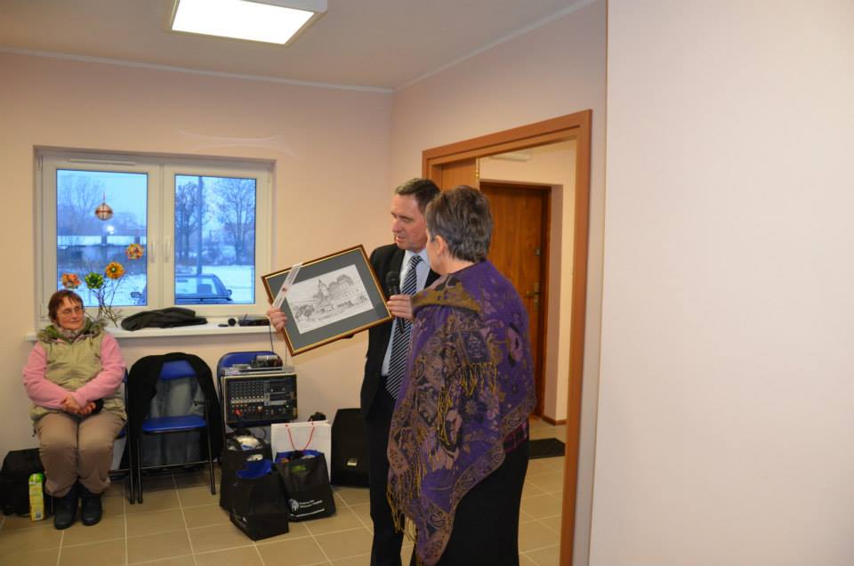 Wicemarszałek Województwa Zachodniopomorskiego Andrzej Jakubowski przekazuje pamiątkową grafikę, Wsparcie inwestycji w Borkowie (Gmina Połczyn-Zdrój) pochodziło ze środków PROW na lata 2007-2013.