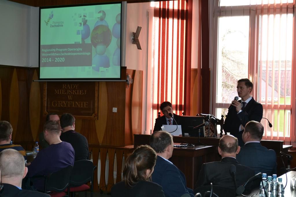 Marszałek Województwa Zachodniopomorskiego Olgierd Geblewicz odwiedził w czwartek 20 lutego br. Gryfino, by podpisać trzy umowy i spotkać się spotkanie z burmistrzami i wójtami gmin i miast powiatu gryfińskiego.