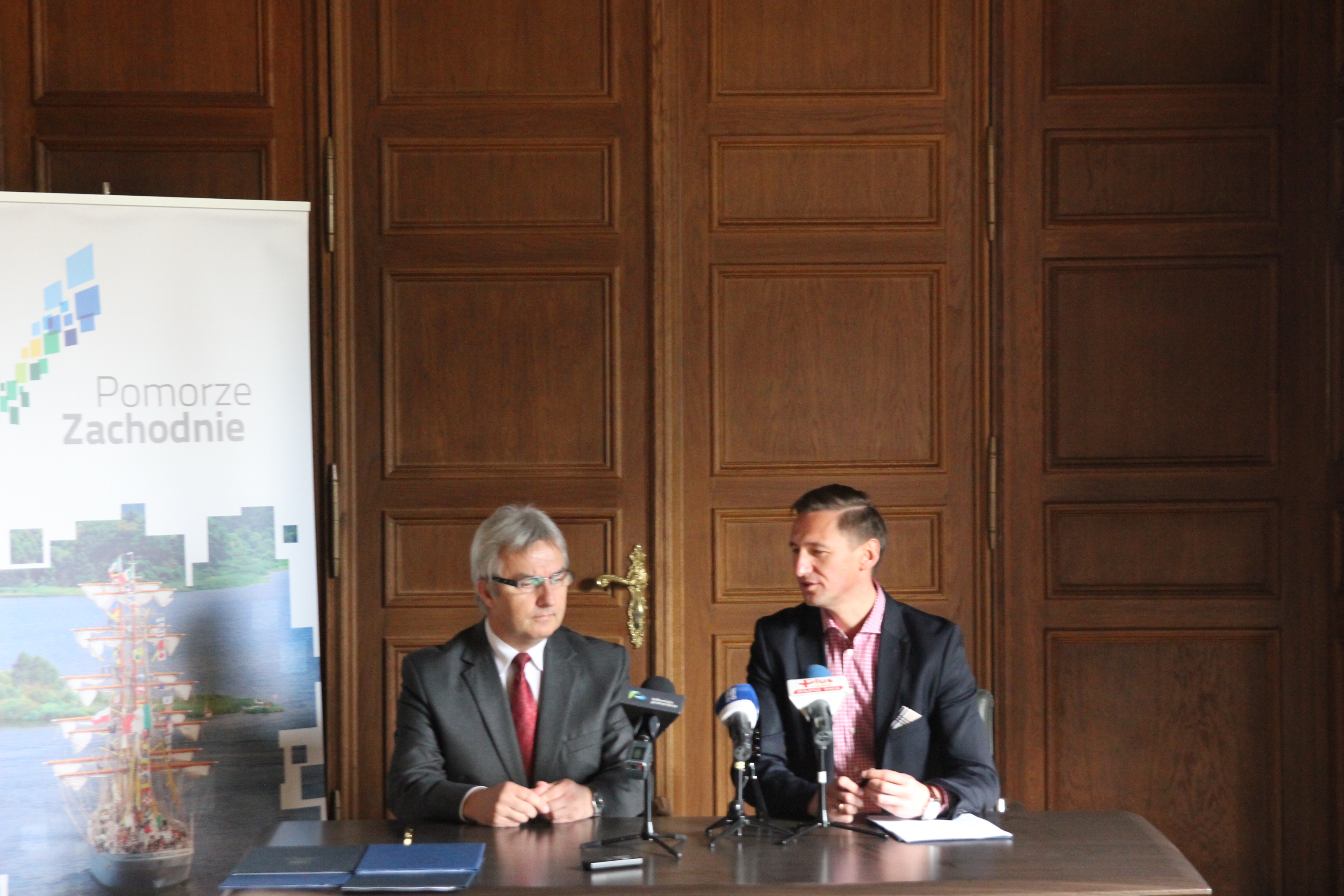 Uroczyste podpisanie umów pomiędzy marszałkiem Województwa Zachodniopomorskiego Olgierda Geblewicza (z prawej) i rektorem Akademii sztuki prof. Ryszardem Handke.