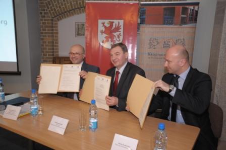 Sygnatariusze porozumienia prezentują już oficjalny dokument.