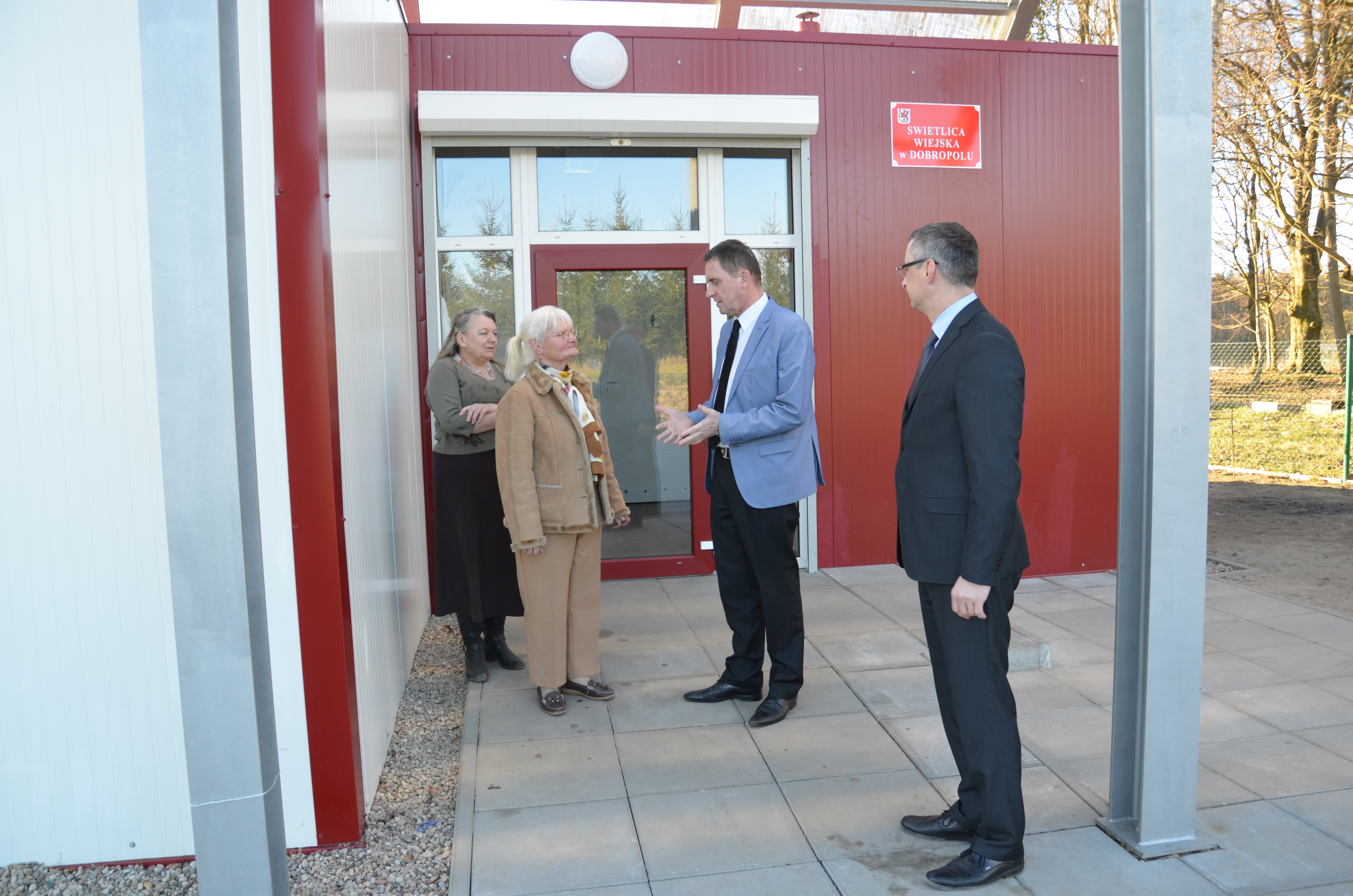 Marszałek Andrzej Jakubowski odwiedził, otwartą w piątek 7 marca br., świetlicę wiejską w Dobropolu koło Wolina, któremu towarzyszyła sołtys Dobropola Anna Cytacka.