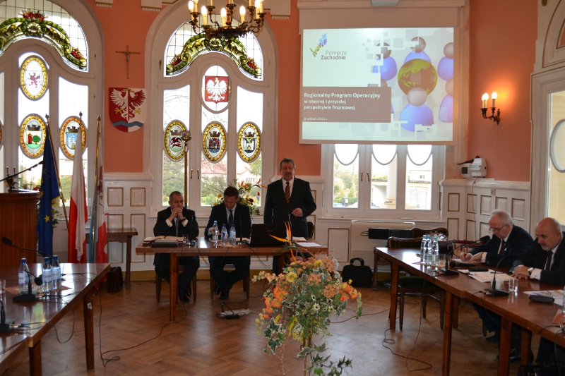 Konsultacje w Drawsku prowadził marszałek Olgierd Geblewicz (drugi od lewej).