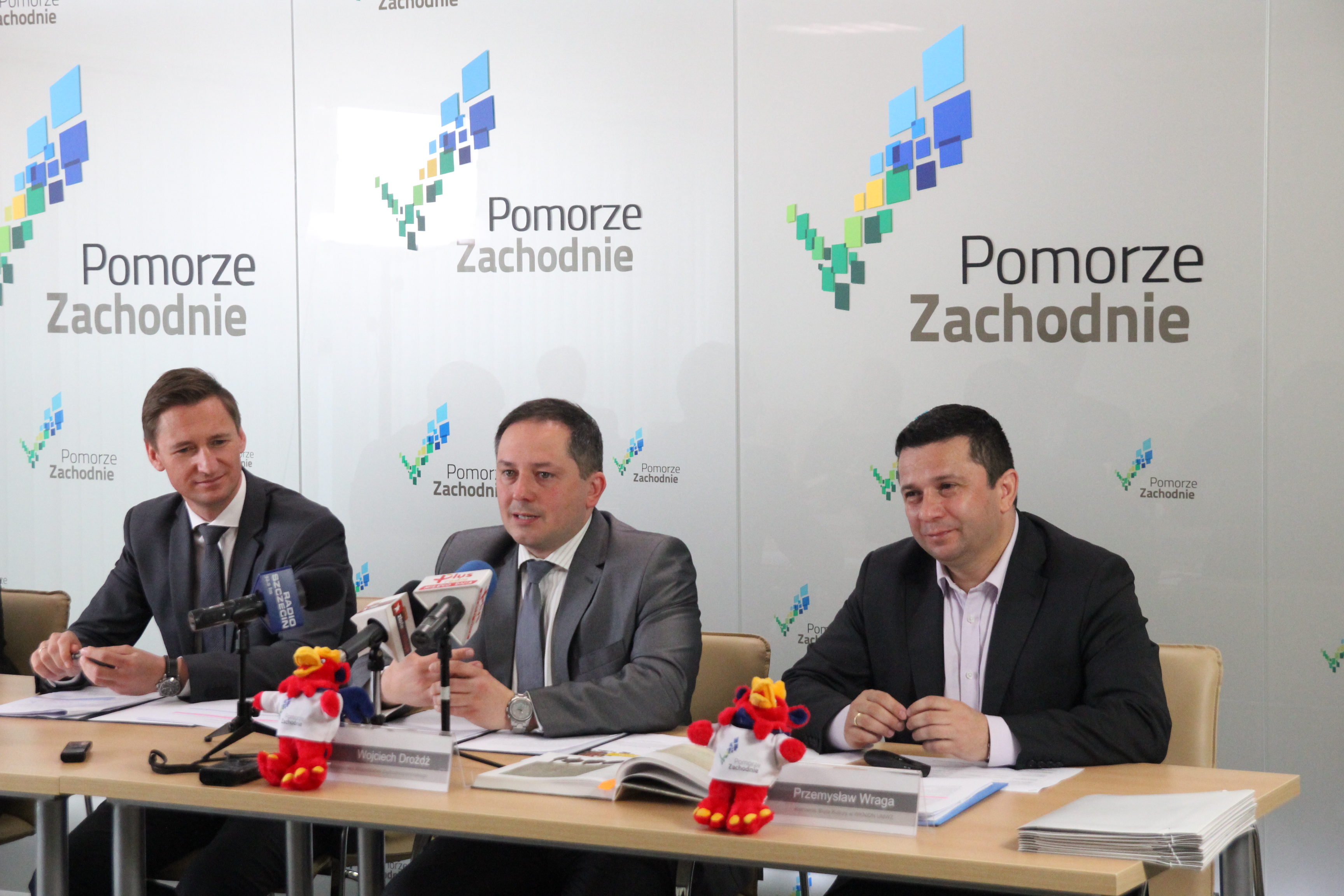 O szczegółach przedsięwzięcia mówili również wicemarszałek Województwa Zachodniopomorskiego Wojciech Drożdż (drugi z prawej) oraz kierownik Biura Kultury w WKNiDN UMWZ Przemysław Wraga (pierwszy z prawej).