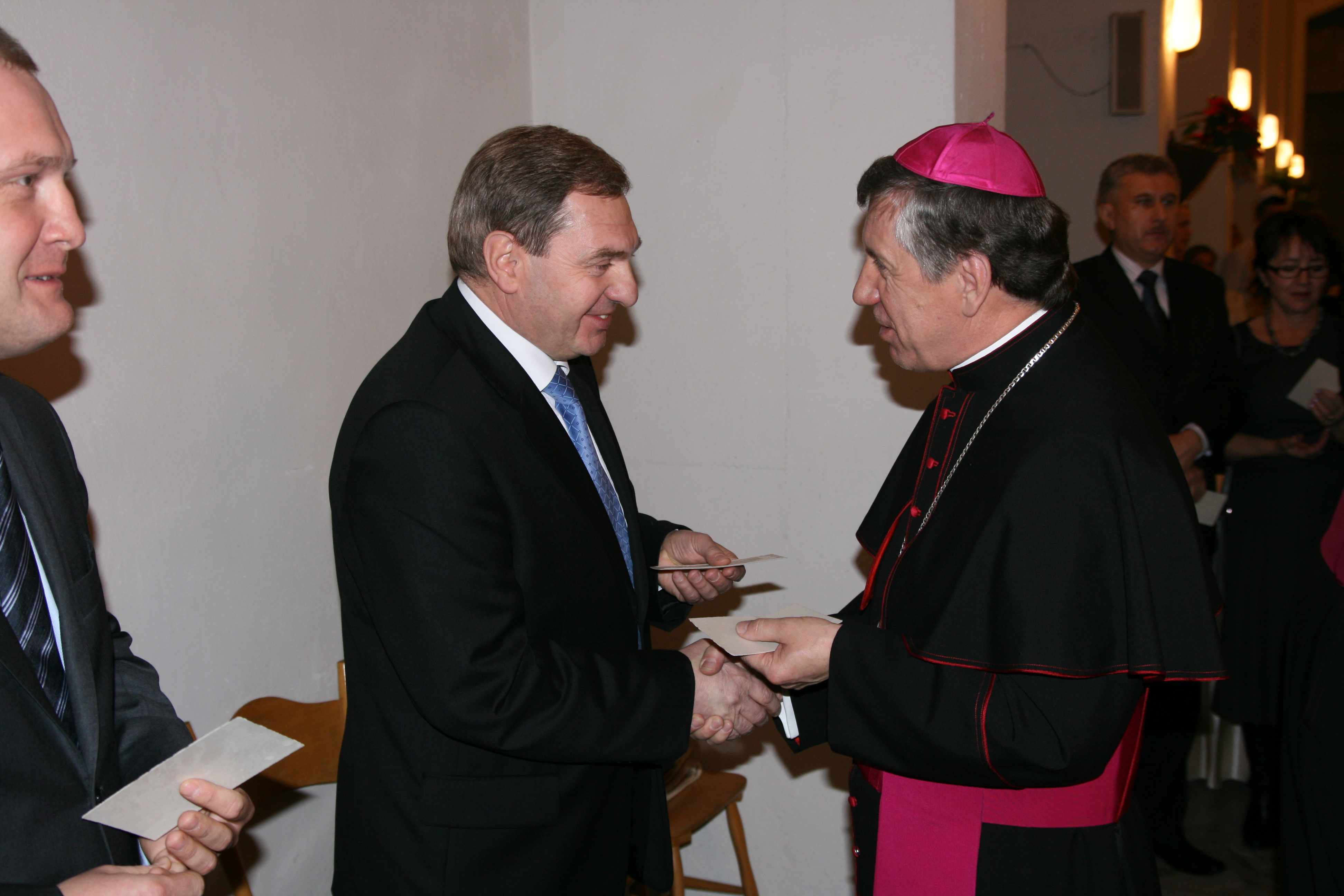 Ks. abp Andrzej Dzięga i marszałek Władysław Husejko łamią się opłatkiem