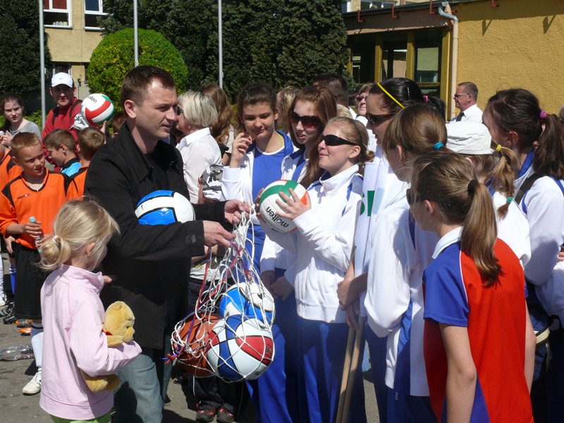 Sławomir Nitras wręcza zawodnikom sprzęt sportowy