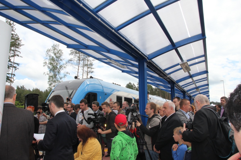 Otwarcie linii przyciągnęło uwagę, w środę lotniskowy przystanek przezżwał prawdziwe oblężenie.