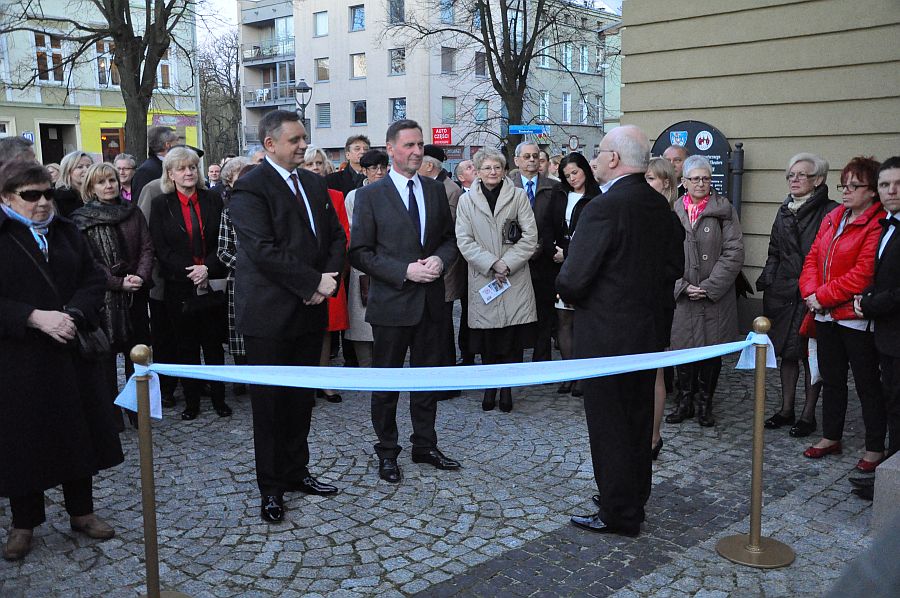 Uroczyste odsłonięcie tablicy pamiątkowej z udziałem wicemarszałka Województwa Zachodniopomorskiego Andrzeja Jakubowskiego.