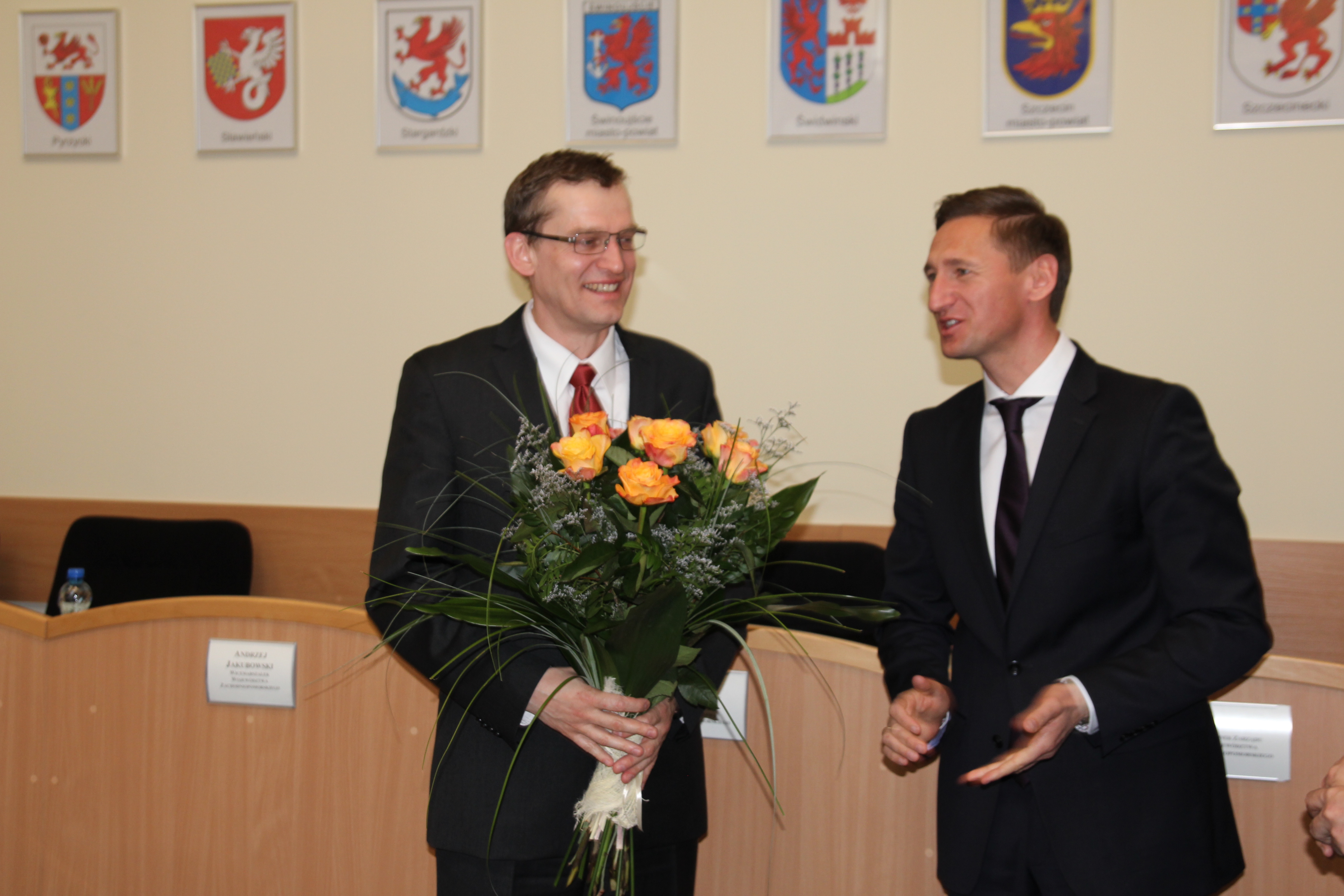 Marek Dylewski, nowy skarbnik Województwa Zachodniopomorskiego odbiera gratulacje od marszałka Olgierda Geblewicza