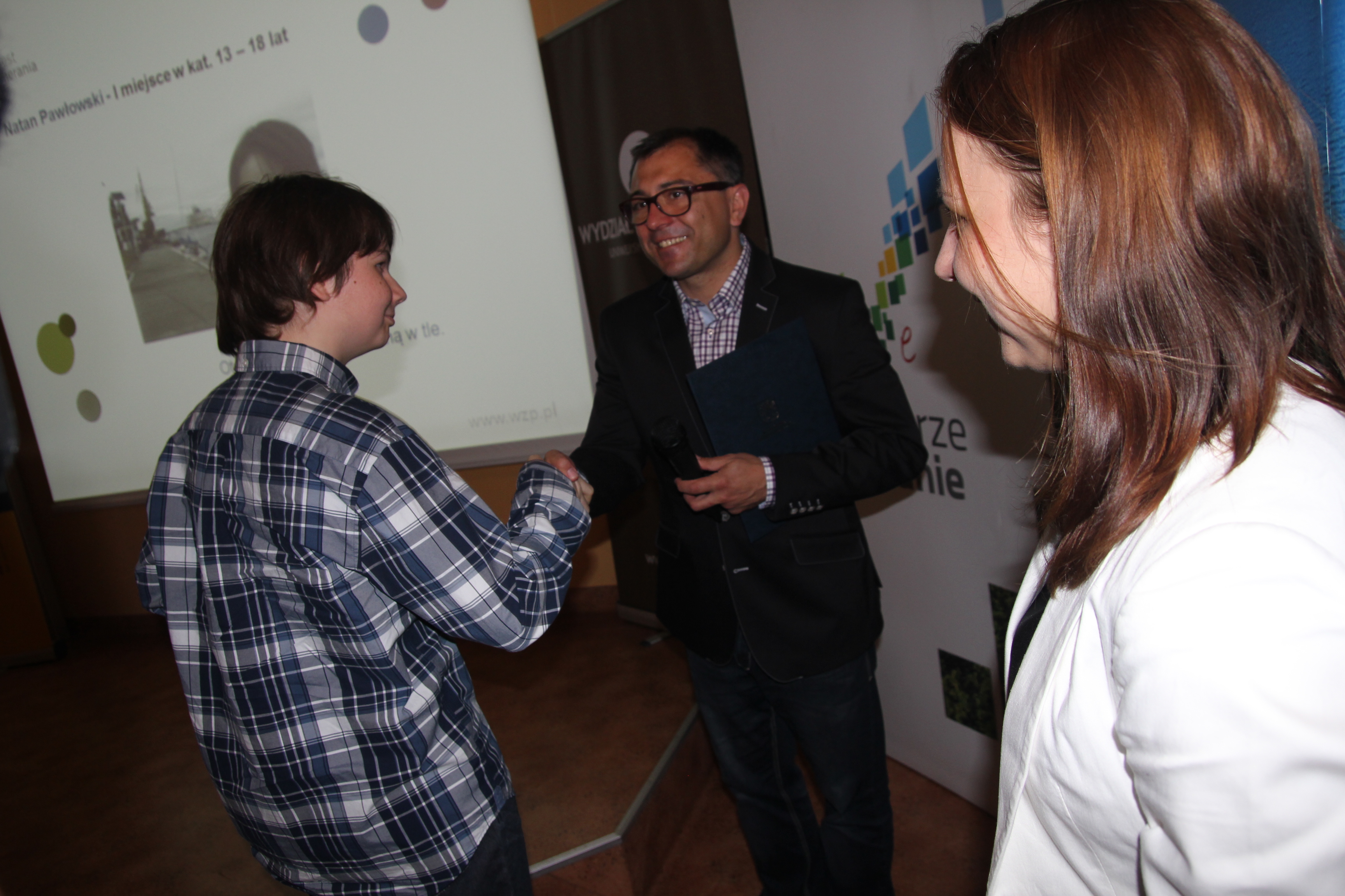 Laureat konkursu w kategorii 13-18 lat Natan Pawłowski oraz dyrektor generalny urzędu Przemysław Włosek.