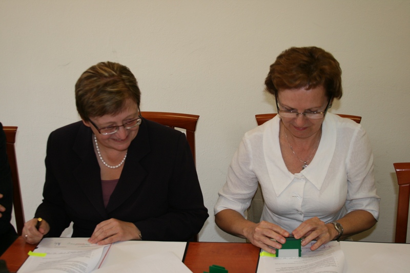 Umowę podpisują burmistrz Połczyna Barbara Nowak i skarbnik Małgorzata Bilska.