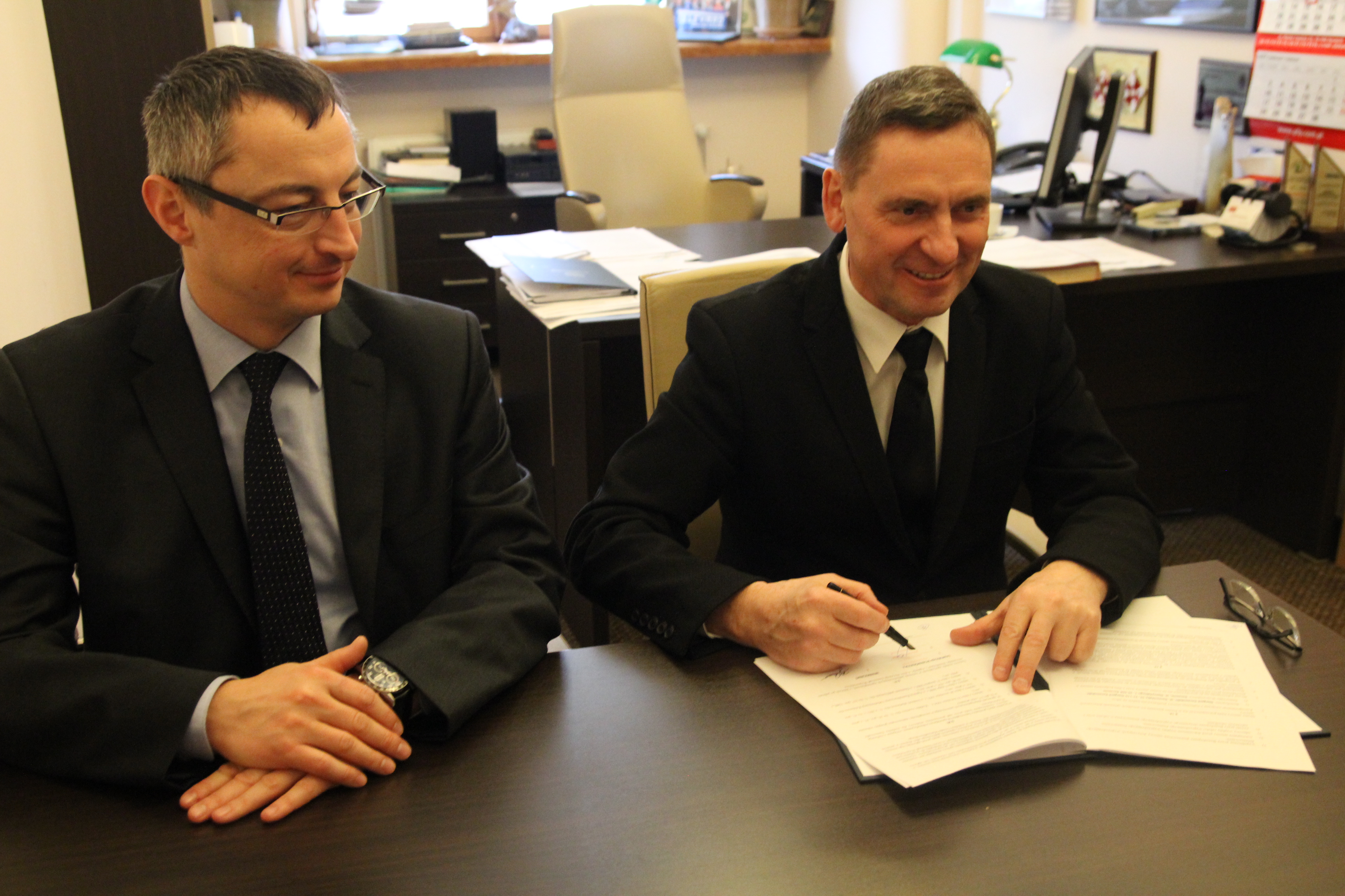 Wicemarszałkowi Województwa Zachodniopomorskiego Andrzejowi Jakubowskiemu (z prawej), przy podpisywaniu umów, towarzyszył dyrektor Wydziału PROW Arkadiusz Żych.