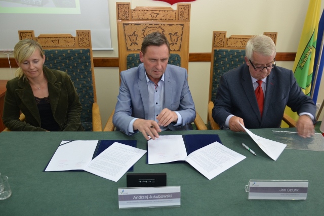 Gmina Malechowo z Programu Rozwoju Obszarów Wiejskich pozyskała ponad 125 tysięcy złotych na realizację dwóch projektów. Dzięki dofinansowaniu możliwa będzie rozbudowa centrum rekreacji i wypoczynku „Serce wsi”. Powstanie również nowy plac zabaw w Święcianowie.