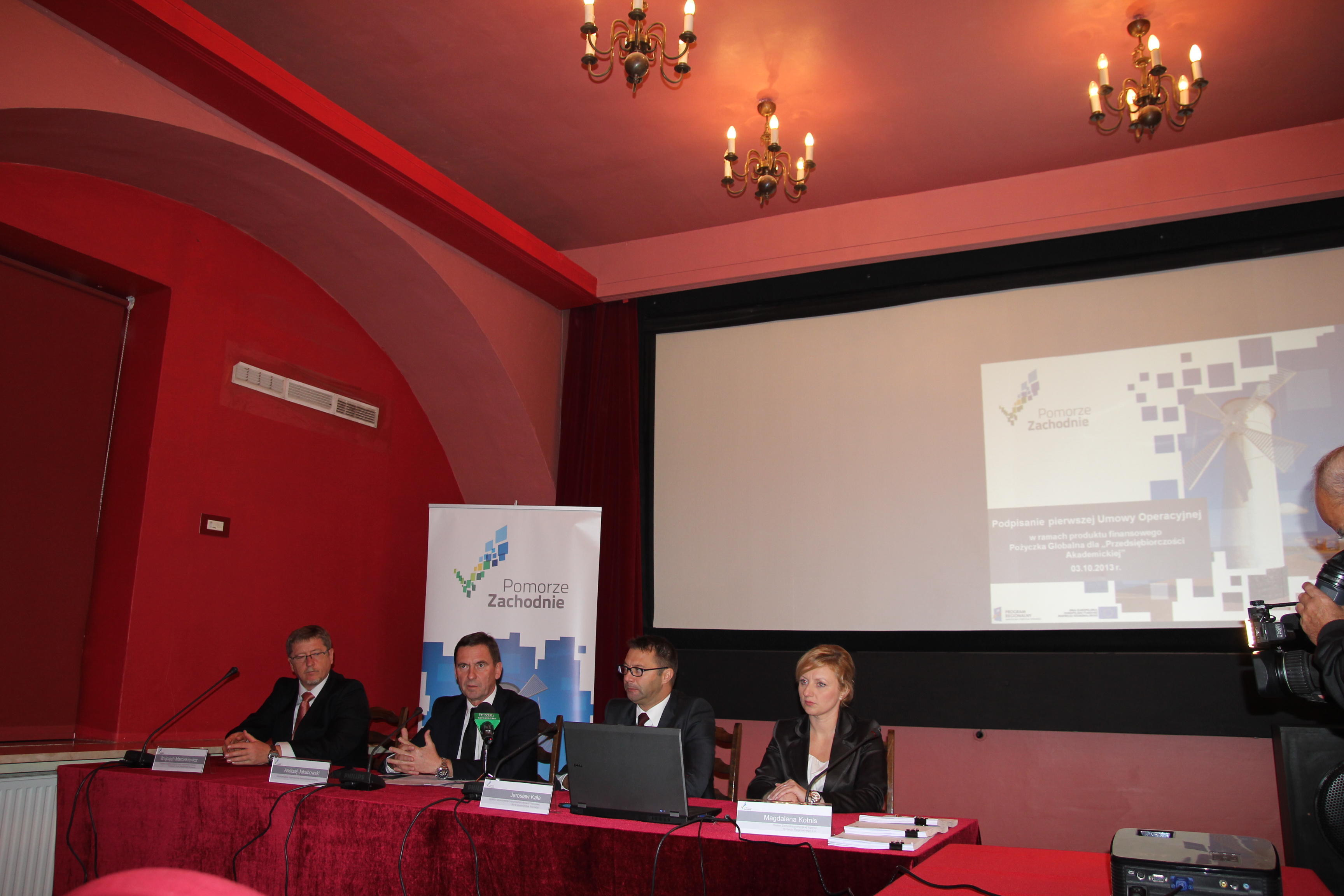 Podczas konferencji prasowej...