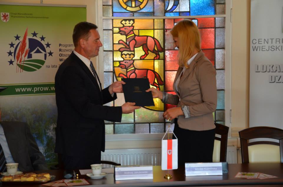 Burmistrz Węgorzyna Monika Kuźmińska oraz wicemarszałek Województwa Zachodniopomorskiego Andrzej Jakubowski złożyli podpisy pod dwiema umowami.