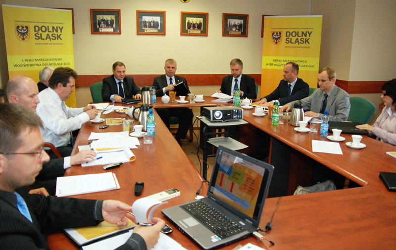 Sala obrad. Rozpoczyna się spotkanie marszałków.