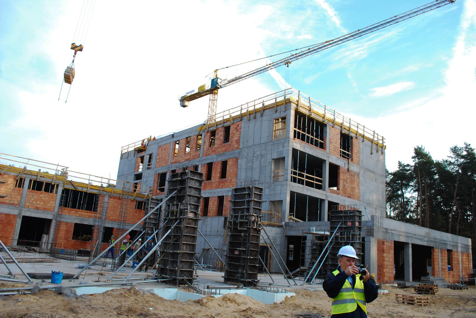 Plac budowy szpitala w Zdunowie. Prace budowlane przebiegają w imponującym tempie