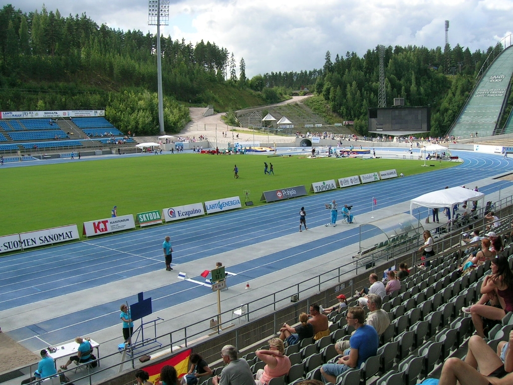Stadion dzielą od skoczni dosłownie metry.
