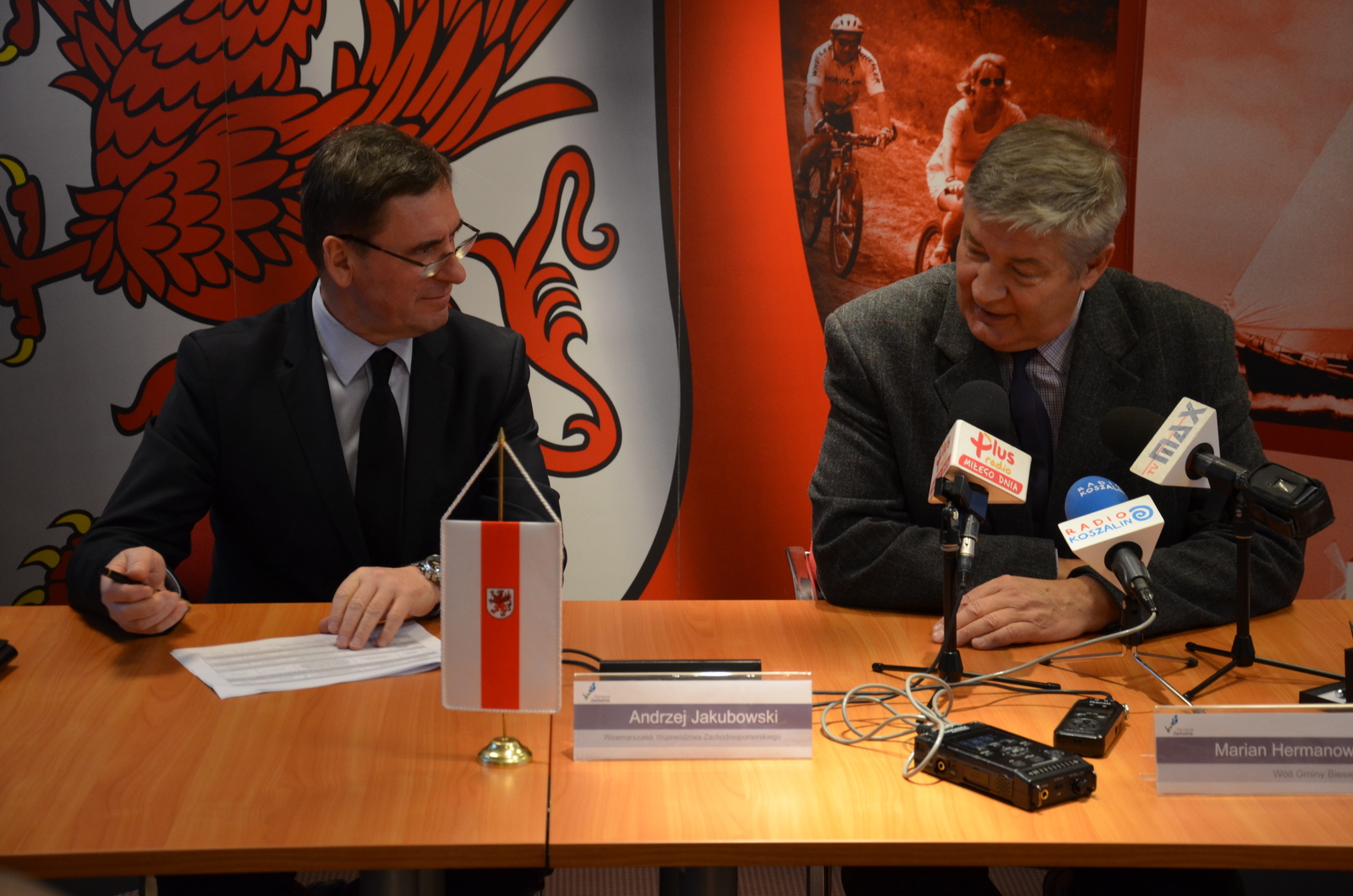 Wicemarszałek Województwa Zachodniopomorskiego Andrzej Jakubowski (z lewej) oraz wójt Biesiekierza Marian Hermanowicz podpisują umowę.