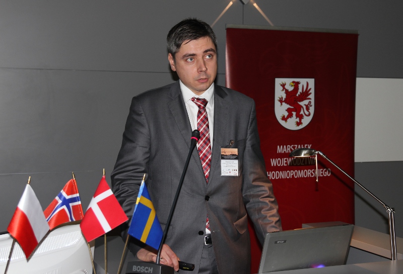 Marcin Szmyt podczas prezentacji poświęconej województwu zachodniopomorskiemu i terytorializacji wsparcia.