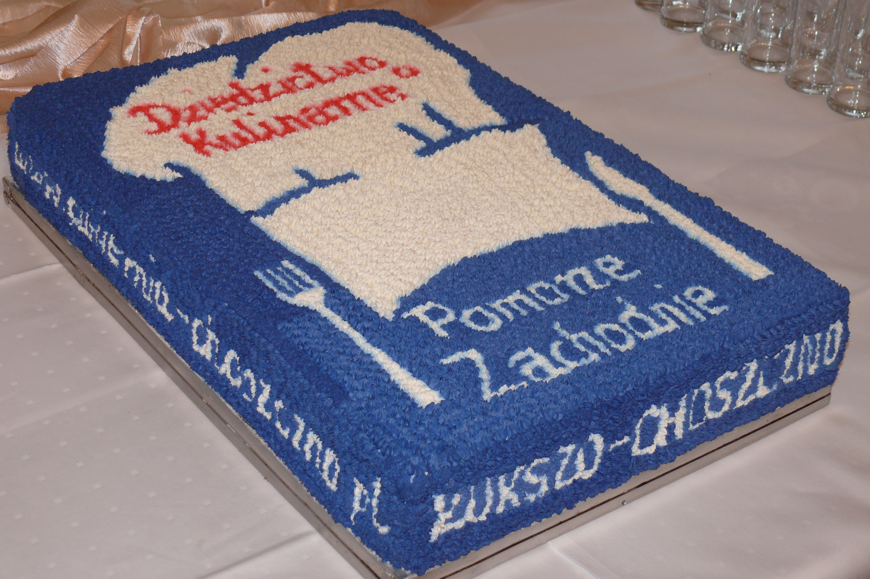 Słodka niespodzianka dla uczestników konferencji. 10- kilogramowy tort z logo Dziedzictwa Kulinarnego