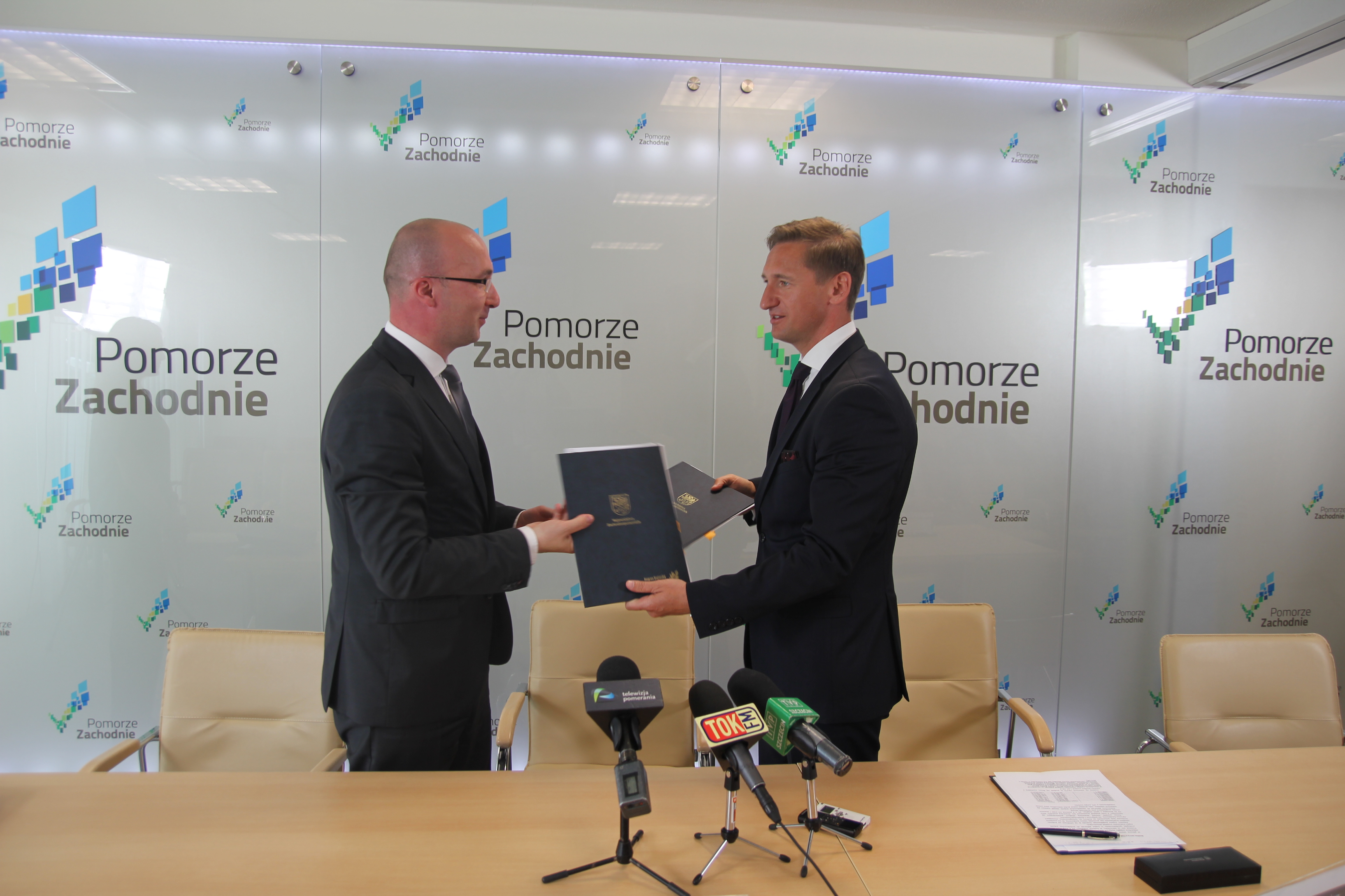 Marszałek Województwa Zachodniopomorskiego Olgierd Geblewicz (z prawej) i wiceprezes PGE Energia Odnawialna S.A. Norbert Sadek wymieniają podpisane dokumenty.