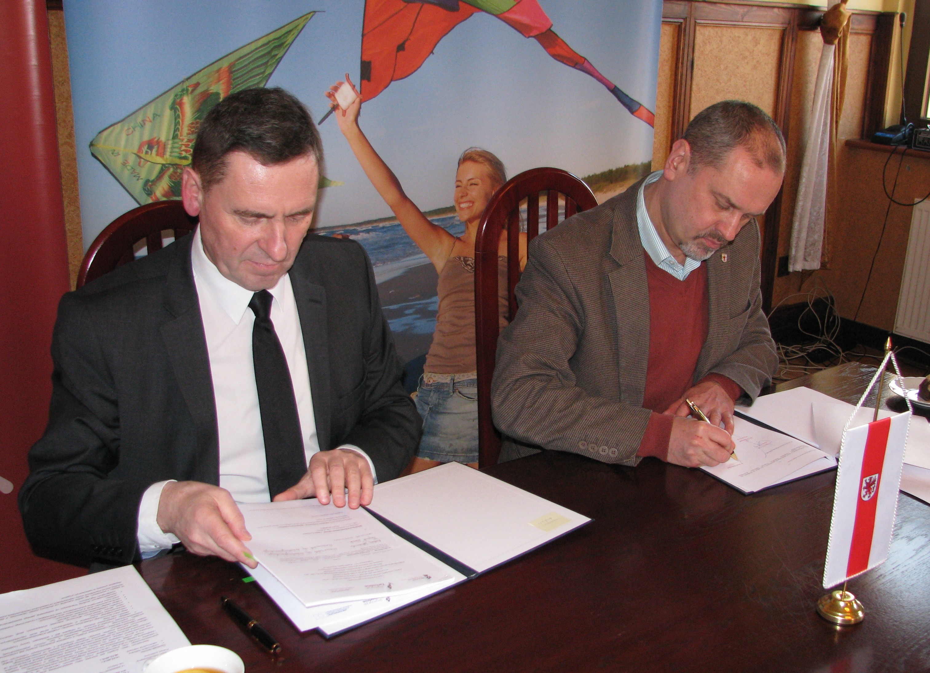 Uroczystość podpisania umowy, z udziałem wicemarszałka Województwa Zachodniopomorskiego Andrzeja Jakubowskiego (z lewej), odbyła się w Trzebiatowie.